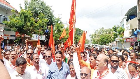 बंडखोर एकनाथ शिंदें विरोधात पालघरात मोर्चा