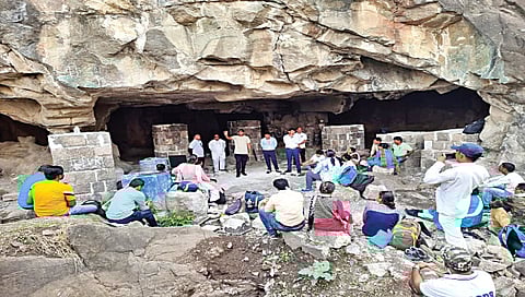 येवला : अनकाई किल्ल्यावर आयोजित कार्यशाळेत मार्गदर्शन करताना धम्मलिपी अभ्यासक..