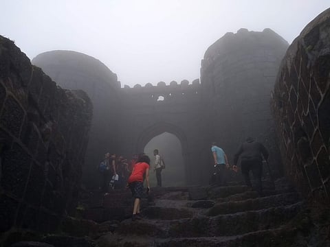 मनाई झुगारून तरुणाईचा जल्लोष; किल्ले सिंहगड, राजगडावर मध्यरात्रीनंतरचा प्रकार