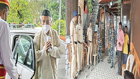 महाराष्ट्रातील कायदा व सुव्यवस्था कोसळू शकते. केंद्रीय सुरक्षा दले सज्ज ठेवा