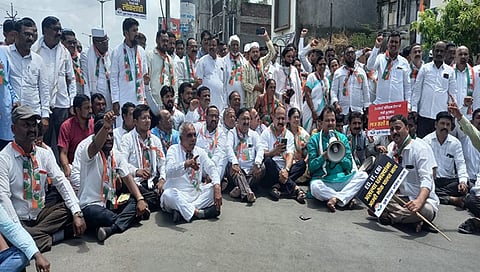 राहुल गांधीविरोधातील इडीच्या कारवाई विरोधात धुळे जिल्हा काँग्रेसचा रास्ता रोको