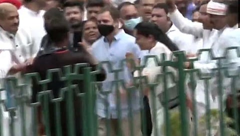 राहुल गांधी ‘ईडीं कार्यालयाकडे रवाना, प्रियांका गांधीही ‘ईडी’विराेधात रत्यावर