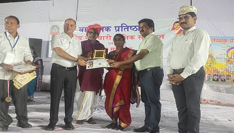 कुरुक्षेत्रात शिक्षिका रेखा पाटील यांना बाल रक्षक हरियाणा भुषण पुरस्काराने सन्मानित करताना प्रमुख पाहुणे अरुण आश्री जिल्हा शिक्षणाधिकारी कुरुक्षेत्र, विशेष अतिथी रोहतास वर्मा,जिल्हा शिक्षण अधिकारी रोहतास कर्नाल आदी मान्यवर.