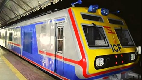 रेल्वे तिकिट दरात कपातीनंतर फर्स्ट क्लासकडून एसीकडे जाण्यास प्रवासी नाखूश