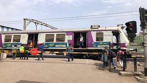 ठाणे : दिवा फाटक ओलांडतांना दोन जणांचा मृत्यू तर एक जण गंभीर जखमी