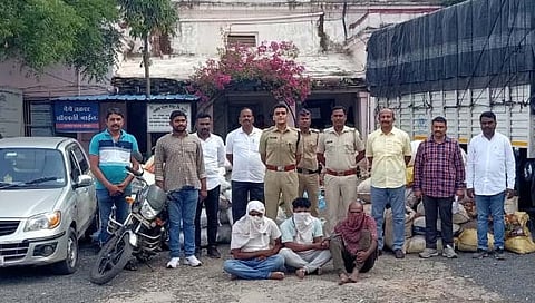 लातूर : दोन टन चंदनासह ६२ लाखांचा मुद्देमाल जप्त