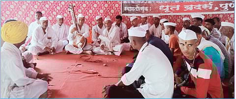 टाळ म्हणे चिपळीला.. नाच माझ्या संगे; गल्लीबोळात विठूनामाचा गजर