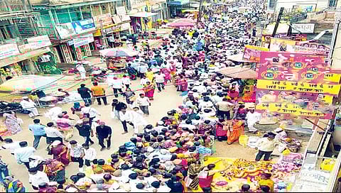 लोणंद : माऊलींच्या दर्शनासाठी भाविकांचा महापूर