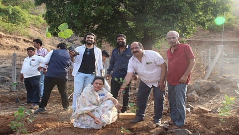 नाशिक : त्र्यंबकेश्वर ब्रह्मगिरी येथे वृक्षारोपण करताना ‘नमामि गोदा फाउंडेशन’चे कार्यकर्ते.