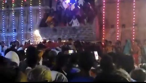 व्हायरल व्हिडिओ : लग्नातील वरमाला सोहळ्यात वर्हाडींची झुंबड, बाल्कनी कोसळून २४ हून अधिक जखमी