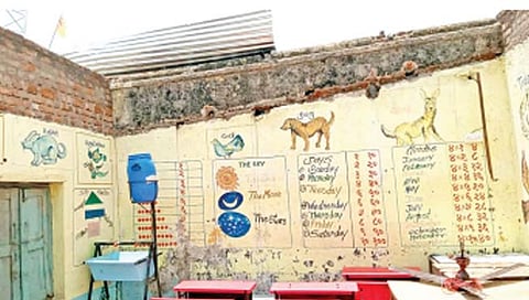 जालना : वाढोना शाळेचे पत्रे उडाली; प्रशासनाच्या दुर्लक्षामुळे शाळा भरतेय मंदिरात !