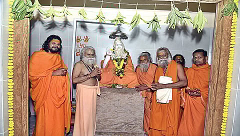 पंचवटी : मोहमाळ येथील श्री भावेश्वर महादेव मंदिर प्राणप्रतिष्ठा सोहळ्याप्रसंगी स्वामी माधवगिरी महाराज, स्वामी संतोषगिरी महाराज, स्वामी शिवगिरी महाराज, स्वामी गणेशगिरी महाराज आदी. (छाया: रविंद्र आखाडे)