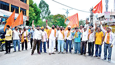 मुख्यमंत्री उद्धव ठाकरे यांच्या समर्थनार्थ सटाण्यात शिवसेनेचा रास्ता रोको