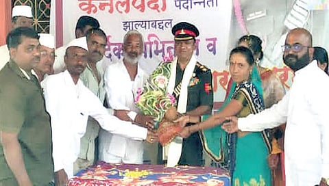 ठाणगाव : मच्छिंद्र शिरसाठ यांची कर्नलपदी बढती झाल्याबद्दल सत्कार करताना सरपंच
सीमा शिंदे, नामदेव शिंदे, शेखर कर्डिले, ग्रामसेवक डी. बी. भोसले, काळू गांगड आदी.