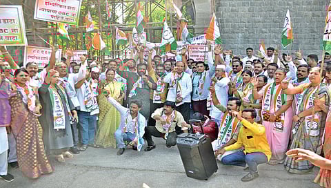 नाशिक : जिल्हाधिकारी कार्यालय येथे निदर्शने करताना समता परिषद व राष्ट्रवादी काँग्रेसचे पदाधिकारी व कार्यकर्ते. (छाया : हेमंत घोरपडे)