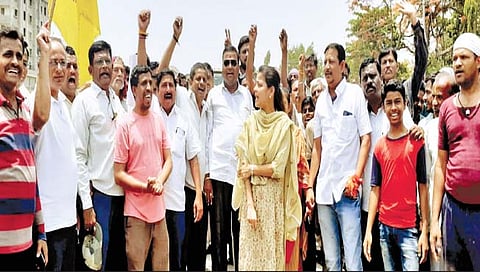 सोलापूर : चुकीच्या सर्व्हिस रस्त्याप्रश्नी रास्ता रोको