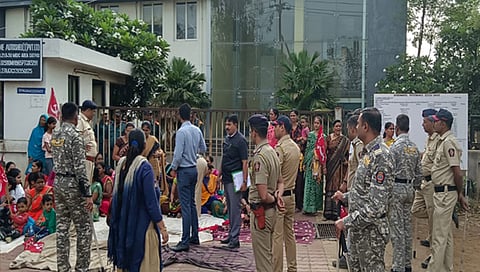 Nashik : सातपूर औद्योगिक वसाहतीमधील कामगारांचे कुटुंबीयांसह आंदोलन