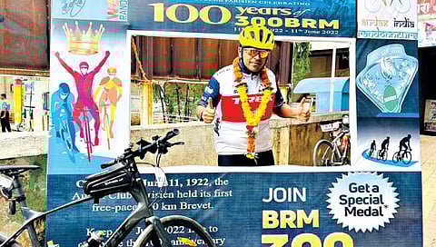 नॉन स्टॉप 300 किलोमीटर सायकलिंग करत केला ‘विक्रम’