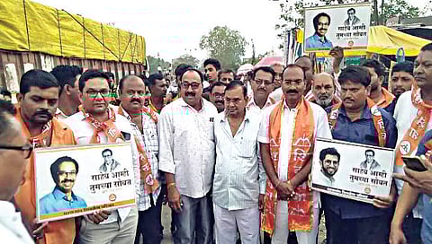 जळगाव : बंडखोर गटाविरोधात आंदोलन करताना शिवसैनिक. (छाया : चेतन चौधरी)