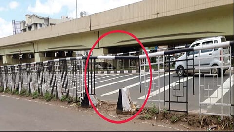 सुरक्षा ग्रील तुटल्याने अपघाताचा धोका वाढला