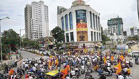 मुंबईत सेना भवनासमोर शिवसैनिकांचे शक्तिप्रदर्शन
