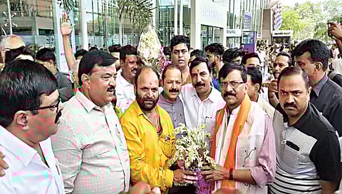 नाशिक : अयोध्या येथे पूर्वतयारीसाठी गेलेल्या नाशिकच्या पदाधिकार्यांनी शिवसेना नेते संजय राऊत यांचे स्वागत केले.