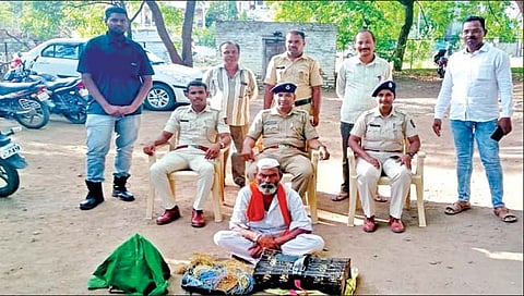 तितर पक्ष्याची शिकार करणार्यास अटक