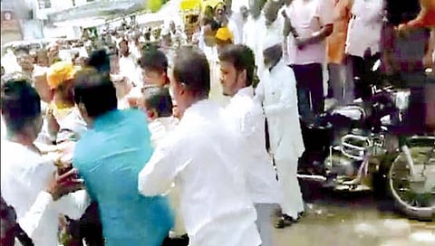 केंद्र सरकारचा पुतळा जाळताना काँग्रेस कार्यकर्ते-पोलिसांत झटापट