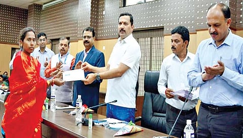 बचतगटांनी उत्पादित वस्तूंचे ऑनलाईन मार्केटिंग करावे