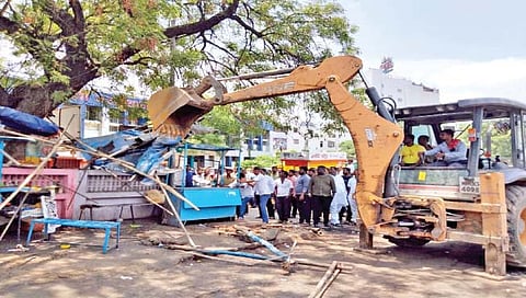 एस. टी. स्टँड परिसरातील अतिक्रमणे हटविली