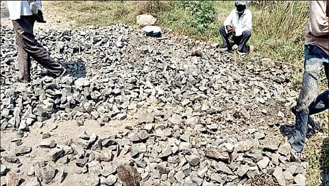 title
टेंभुर्णी-बेंबळे रस्त्याचे काम संथगतीने