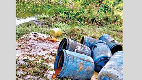 मुळेगाव तांड्यावर हातभट्टीचे रसायन नष्ट