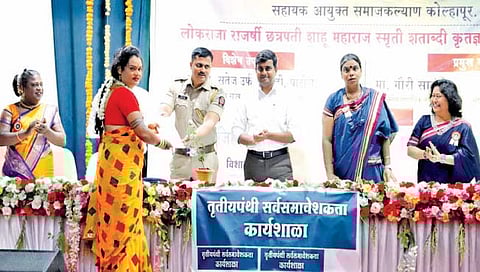 तृतीयपंथीयांनी शासकीय योजनांच्या लाभासाठी पुढे यावे : जिल्हाधिकारी