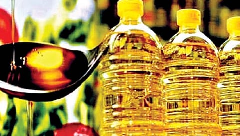 खाद्यतेल विक्रीचा काळाबाजार! १ लिटर पाकिटात ९०० ग्रॅम पेक्षा कमी तेल, तेल कंपन्या केंद्राच्या रडारवर