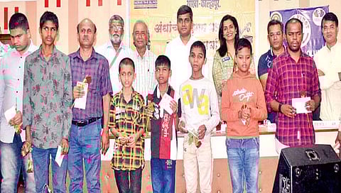 अंध बांधवांचा डोळस कलाविष्कार