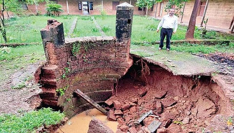 सिंधुदुर्ग : खेमराज मेमोरियल प्रशालेची विहीर कोसळली
