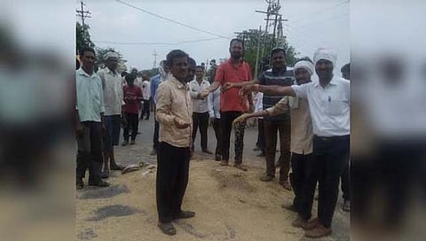 भंडारा : रस्त्यावर धान्य टाकून शेतकऱ्यांचा रास्तारोको!