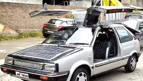 सोलर कार : शिक्षकाने बनवली सोलर कार