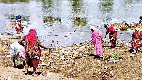 कोल्हापूर : …अन् स्वच्छता सुरू झाली!