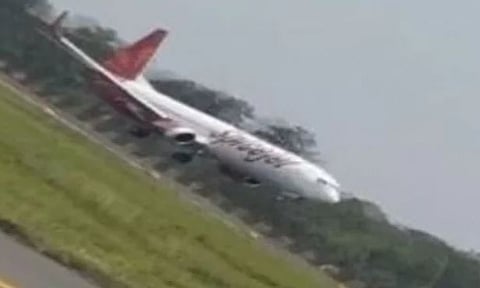 Video : हवेतच विमानाच्या इंजिनने घेतला पेट…. १८५ प्रवाशांनी अनुभवला जीवघेणा थरार