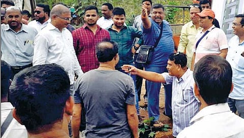 दापोली : खोके हटवलेत, आता बॅनर लावा…