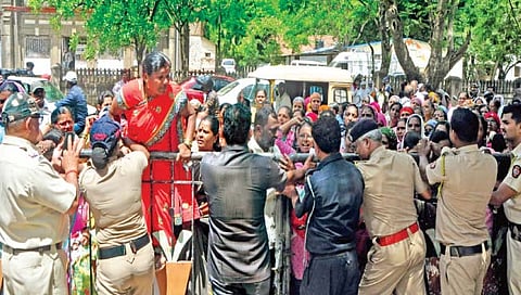 कोल्हापूर : अंगणवाडी कर्मचारी जिल्हा परिषदेत घुसल्या