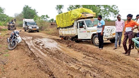 हिंगोली : पावसाळा आला तरी ‘लाख’ची वाट अवघड