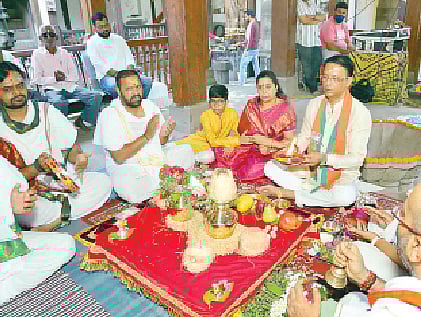 महामृत्युंजय मंत्राचे सामूहिक पठण करताना गणेश बिडकर यांच्यासह कुटुंबीय.