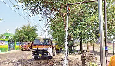 हडपसर रामटेकडी भागात पालिकेचे टँकर भरुन द्यायचा पॉईंट आहे. तेथून सतत पाणी सोडण्यात येत असल्याने वाया जात आहे.