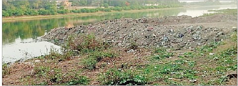 येरवडा येथील मुळा-मुठा नदीपात्रात अज्ञात व्यक्तींकडून राडारोडा टाकण्यात येत आहे.