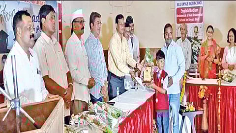 स्व. बाळासाहेब भिलारे यांच्या नावे सुरू केलेली स्कॉलरशिप योजना प्रेरणादायी