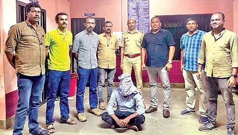 केरळच्या व्यक्तीला दोन लाखांना गंडा