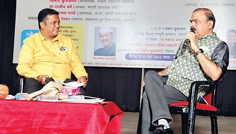 अभिनेते मकरंद अनासपुरे यांची मुलाखत घेताना विनोद कुलकर्णी.