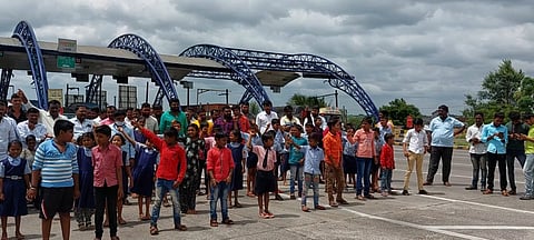 सरडेवाडी टोल नाक्यावर गावकऱ्यांचे आंदोलन; न्याय व हक्कासाठी विद्यार्थी उतरले रस्त्यावर